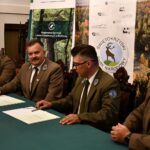 Leśnicy z pielgrzymką na Świętym Krzyżu - Radio Kielce 11.09.2023. Święty Krzyż, Podpisanie umowy dot. ochrony przeciwpożarowej. Na zdjęciu (drugi od lewej): Andrzej Matysiak - dyrektor RDLP w Radomiu i Jan Reklewski - dyrektor ŚPN / Fot. Edyta Nowicka RDLP w Radomiu