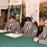 Leśnicy z pielgrzymką na Świętym Krzyżu - Radio Kielce 11.09.2023. Święty Krzyż, Podpisanie umowy dot. ochrony przeciwpożarowej. Na zdjęciu (drugi od lewej): Andrzej Matysiak - dyrektor RDLP w Radomiu i Jan Reklewski - dyrektor ŚPN / Fot. Edyta Nowicka RDLP w Radomiu