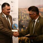 Leśnicy z pielgrzymką na Świętym Krzyżu - Radio Kielce 11.09.2023. Święty Krzyż, Podpisanie umowy dot. ochrony przeciwpożarowej / Fot. Edyta Nowicka RDLP w Radomiu