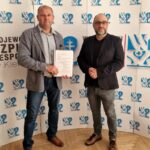 11.09.2023. Kielce. Wojewódzki Szpital Zespolony. Podpisanie umowy na budowę bloku porodowego. Na zdjęciu (od lewej): Szymon Bartnik - prezes grupy Szymbud – wykonawca inwestycji i Bartosz Stemplewski - dyrektor Wojewódzkiego Szpitala Zespolonego w Kielcach / Fot. Wojewódzki Szpital Zespolony