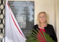 10.09.2023. Krajno. Odsłonięcie i poświęcenie pamiątkowej tablicy upamiętniającej Stefana Żeromskiego i jego rodzinę, która przez trzy lata mieszkała w tej miejscowości. Na zdjęciu: prof. Urszula Oettingen / Fot. Magdalena Galas-Klusek - Radio Kielce