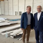 26.09.2023. Końskie. Budowa hali sportowej przy Szkole Podstawowej nr 2. Na zdjęciu (od lewej): Jacek Szmit - dyrektor SP nr 2 w Końskich, Krzysztof Obratański - burmistrz Końskich / Fot. Magdalena Galas-Klusek - Radio Kielce