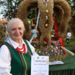Wieniec Józefy Buckiej zwyciężył w konkursie Kancelarii Prezydenta na najładniejszy wieniec dożynkowy. Na zdjęciu: Józefa Bucka / Fot. Starostwo Powiatowe w Kielcach