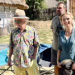 15.09.2023. Tokarnia. Park Etnograficzny. Zdjęcia do filmu „Pani od polskiego”. Na zdjęciu (od lewej): Radosław Piwowarski – reżyser, Arkadiusz Tomiak – operator, Sylwia Skrzypczak-Piękoś – odtwórczyni głównej roli / Fot. Dorota Klusek - Radio Kielce