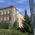 13.03.2023. Ostrowiec Świętokrzyski. Mural upamiętniający żołnierzy wyklętych na budynku 103. Batalionu Obrony Terytorialnej / Fot. Patryk Wójcik - Radio Kielce