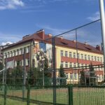 13.03.2023. Ostrowiec Świętokrzyski. Mural upamiętniający żołnierzy wyklętych na budynku 103. Batalionu Obrony Terytorialnej / Fot. Patryk Wójcik - Radio Kielce