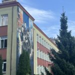 13.03.2023. Ostrowiec Świętokrzyski. Mural upamiętniający żołnierzy wyklętych na budynku 103. Batalionu Obrony Terytorialnej / Fot. Patryk Wójcik - Radio Kielce