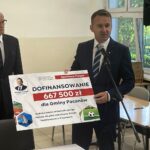 23.09.2023. Pacanów. Wręczenie promesy na budowę boisk przy Szkole Podstawowej im. Kornela Makuszyńskiego. Na zdjęciu (od lewej): Wiesław Skop - burmistrz Pacanowa, poseł Michał Cieślak / Fot. Paulina Michta - Radio Kielce