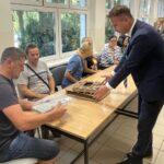 23.09.2023. Pacanów. Wręczenie laptopów. Na zdjęciu (z prawej): poseł Michał Cieślak / Fot. Paulina Michta - Radio Kielce