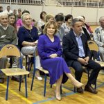 23.09.2023. Wola Wiśniowska. I Turniej Kół Gospodyń Wiejskich. Na zdjęciu (w pierwszym rzędzie, od lewej): Anna Krupka - wiceminister sportu i turystyki, Leszek Kopeć - burmistrz Staszowa / Fot. Paulina Michta - Radio Kielce