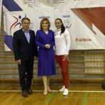 23.09.2023. Wola Wiśniowska. I Turniej Kół Gospodyń Wiejskich. Na zdjęciu (od lewej): Leszek Kopeć - burmistrz Staszowa, Anna Krupka - wiceminister sportu i turystyki, Sandra Drabik - polska olimpijka / Fot. Paulina Michta - Radio Kielce