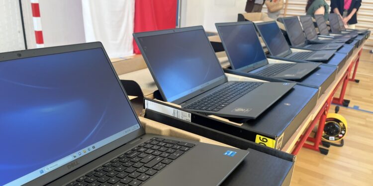 Do pierwszych kieleckich szkół dotarły laptopy dla czwartoklasistów