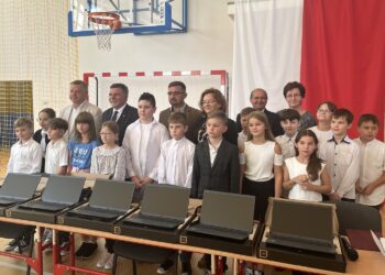 Uczniowie z Bałtowa otrzymali laptopy