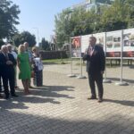 Krzysztof Lipiec: rodzina Ulmów jest dla nas przykładem do naśladowania - Radio Kielce 10.09.2023. Starachowice. Wernisaż wystawy "Samarytanie z Markowej. Ulmowie - Polacy zamordowani przez Niemców za pomoc Żydom". Na zdjęciu (przy mikrofonie): senator Jarosław Rusiecki / Fot. Anna Głąb - Radio Kielce