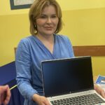21.09.2023. Osiek. Przekazanie bezpłatnych laptopów. Na zdjęciu: Anna Krupka - wiceminister sportu i turystyki / Fot. Anna Głąb - Radio Kielce