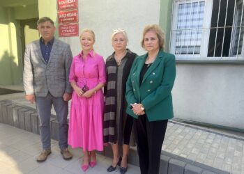 22.09.2023. Starachowice. Konferencja radnych PiS. Na zdjęciu (od lewej): Jan Zawisza - przewodniczący rady gminy w Mircu, radna Agnieszka Kuś, radna Beata Lefek, radna Danuta Krępa / Fot. Anna Głąb - Radio Kielce