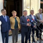 28.09.2023. Częstocice. Wręczenie promes w ramach Rządowego Programu Odbudowy Zabytków. Na zdjęciu (od lewej) Joanna Suska - burmistrz gminy i miasta Ćmielów, Hubert Żądło - wójt Bałtowa, Marzena Dębniak - starosta powiatu ostrowieckiego, Andrzej Kryj - poseł Prawa i Sprawiedliwości, Jarosław Rusiecki - senator Prawa i Sprawiedliwości, Lech Łodej - burmistrz miasta i gminy Kunów, Dominik Smoliński - UM Ostrowiec Świętokrzyski / Fot. Patryk Wójcik - Radio Kielce