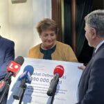 28.09.2023. Częstocice. Wręczenie promes w ramach Rządowego Programu Odbudowy Zabytków. Na zdjęciu (od lewej): Hubert Żądło - wójt Bałtowa, Marzena Dębniak - starosta powiatu ostrowieckiego, Andrzej Kryj - poseł Prawa i Sprawiedliwości, Jarosław Rusiecki - senator Prawa i Sprawiedliwości / Fot. Patryk Wójcik - Radio Kielce