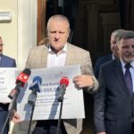 28.09.2023. Częstocice. Wręczenie promes w ramach Rządowego Programu Odbudowy Zabytków. Na zdjęciu (od lewej): Hubert Żądło - wójt Bałtowa, Lech Łodej - burmistrz miasta i gminy Kunów, Jarosław Rusiecki - senator Prawa i Sprawiedliwości, Andrzej Kryj - poseł Prawa i Sprawiedliwości / Fot. Patryk Wójcik - Radio Kielce