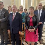 04.09.2023. Ujazd. Szkoła podstawowa otrzymała imię Marii Curie – Skłodowskiej oraz sztandar. Na zdjęciu (od lewej): Marek Staniek - burmistrz Iwanisk, poseł Krzysztof Lipiec, Zofia Kowalska - wiceprzewodnicząca Rady Miasta Iwaniska / Fot. Grażyna Szlęzak - Radio Kielce