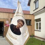 04.09.2023. Ujazd. Szkoła podstawowa otrzymała imię Marii Curie – Skłodowskiej oraz sztandar / Fot. Grażyna Szlęzak - Radio Kielce