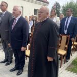 04.09.2023. Ujazd. Szkoła podstawowa otrzymała imię Marii Curie – Skłodowskiej oraz sztandar. Na zdjęciu (od lewej): od lewej Małgorzata Pruś -dyrektor biura posła Krzysztofa Lipca, Marek Staniek - burmistrz Iwanisk, poseł Krzysztof Lipiec, ksiądz Leszek Zajezierski / Fot. Grażyna Szlęzak - Radio Kielce