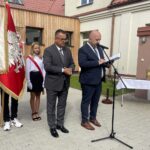04.09.2023. Ujazd. Szkoła podstawowa otrzymała imię Marii Curie – Skłodowskiej oraz sztandar. Na zdjęciu (od lewej): Marek Staniek - burmistrz Iwanisk, Marcin Urbański - dyrektor Szkoły Podstawowej w Ujeździe / Fot. Grażyna Szlęzak - Radio Kielce