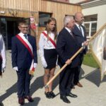 Poseł Krzysztof Lipiec ufundował sztandar szkole w Ujeździe - Radio Kielce