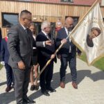 04.09.2023. Ujazd. Szkoła podstawowa otrzymała imię Marii Curie – Skłodowskiej oraz sztandar. Na zdjęciu (od lewej): Marek Staniek - burmistrz Iwanisk, poseł Krzysztof Lipiec, Marcin Urbański - dyrektor Szkoły Podstawowej w Ujeździe / Fot. Grażyna Szlęzak - Radio Kielce