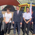 Światowa Organizacja Zdrowia wsparła świętokrzyskich ratowników - Radio Kielce 05.09.2023. Kielce. Zespoły ratownictwa medycznego otrzymały sprzęt medyczny ratujący życie pacjentom. Na zdjęciu (od lewej): Zbigniew Koniusz - wojewoda świętokrzyski, Marta Solnica - dyrektor Świętokrzyskiego Centrum Ratownictwa Medycznego i Transportu Sanitarnego, Paweł Wojtasik - p.o. dyrektora szpitala powiatowego w Staszowie, Ryszard Bedla - zastępca Świętokrzyskiego Centrum Ratownictwa Medycznego i Transportu Sanitarnego, Robert Sabat - dyrektor Wydział Bezpieczeństwa i Zarządzania Kryzysowego ŚUW / Fot. Iwona Murawska-Bujnowicz - Radio Kielce