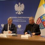 08.09.2023. Kielce. Konferencja dot. remontu przystanku w Brzezinach przystanku kolejowego. Na zdjęciu (od lewej): Zbigniew Marzec - prezes zarządu PNiUIK Kraków, Grzegorz Łukasik- dyrektor zakładu Linii Kolejowych PKP Polskie Linie Kolejowe S.A./ Fot. Michał Kita - Radio Kielce
