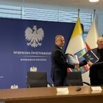 08.09.2023. Kielce. Konferencja dot. remontu przystanku w Brzezinach przystanku kolejowego. Na zdjęciu (od lewej): Zbigniew Marzec - prezes zarządu PNiUIK Kraków, Grzegorz Łukasik- dyrektor zakładu Linii Kolejowych PKP Polskie Linie Kolejowe S.A./ Fot. Michał Kita - Radio Kielce