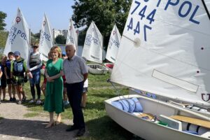 10.09.2023. Kielce. Zalew. Zawody żeglarskie w ramach trzeciej edycji Świętokrzyskiej Olimpiady Dzieci i Młodzieży. Na zdjęciu: Na zdjęciu: Anna Krupka - wiceminister sportu i turystyki i Andrzej Kosmala - prezes Świętokrzyskiego Okręgowego Związku Żeglarskiego / Fot. Michał Kita - Radio Kielce