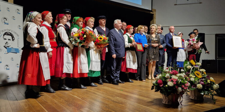 Zespół Pieśni i Tańca Ciekoty ma 30 lat - Zespół Pieśni i Tańca Ciekoty z gośćmi / Fot. Marzena Smoręda