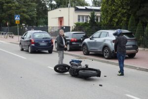 Motocyklista wylądował na asfalcie. Jak to się stało?