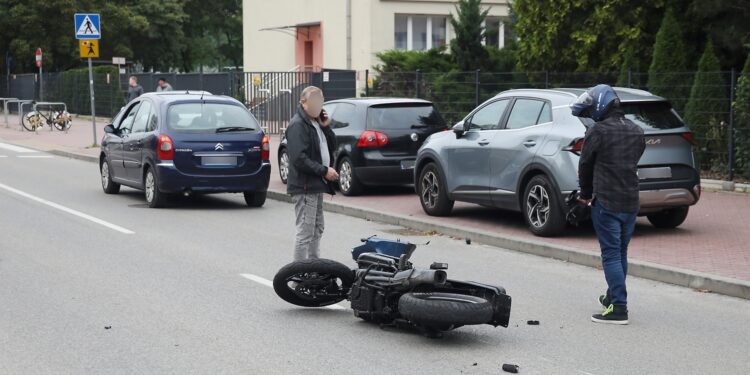 Motocyklista wylądował na asfalcie. Jak to się stało?