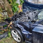 Pijany kierowca wjechał w drzewo i nie chciał wyjść z auta