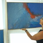 26.09.2023. Kielce. Montaż wystawy „Zapis przestrzeni”. Na zdjęciu: Lucyna Gozdek - kurator wystawy / Fot. Aleksandra Kwaśniewska - Radio Kielce