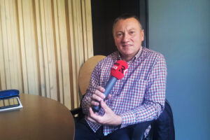 Janusz Sus - rolnik uprawiający sorgo w Karsach pod Ożarowem w województwie świętokrzyskim / Fot. Marzena Smoręda