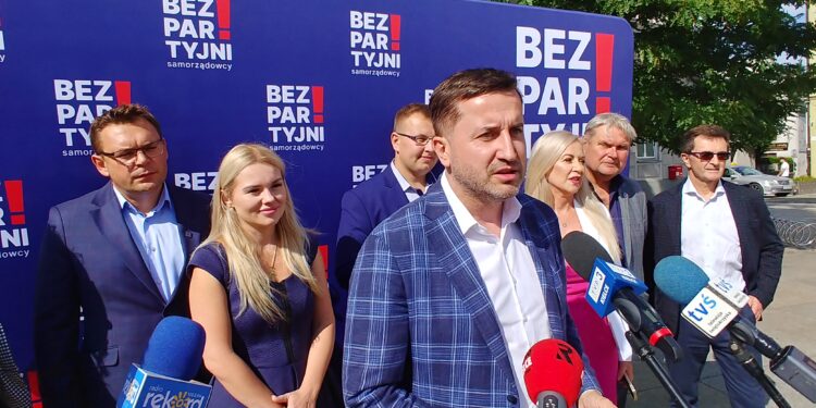 22.09.2023 Kielce. Przy mikrofonie Kamil Suchański, szef Bezpartyjnych Samorządowców w regionie świętokrzyskim / Fot. Marcin Marszałek - Radio Kielce