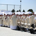 10.09.2023. Markowa. Uczestnicy mszy świętej, sprawowanej w ramach uroczystości beatyfikacyjnych rodziny Ulmów. / Fot. Darek Delmanowicz - PAP