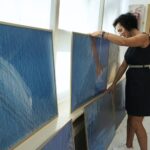 26.09.2023. Kielce. Montaż wystawy „Zapis przestrzeni”. Na zdjęciu: Lucyna Gozdek - kurator wystawy / Fot. Aleksandra Kwaśniewska - Radio Kielce