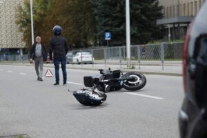 24.09.2023. Kielce. Ulica Radiowa. Zderzenie auta z motocyklem / Fot. Wiktor Taszłow - Radio Kielce