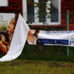 Konkurencja w panice? Niszczą plakaty posłanki PiS - Radio Kielce Zniszczony baner wyborczy Anny Krupki / Fot. Wojciech Domagała
