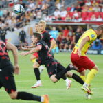 Koronie nadal idzie jak po grudzie. Tylko remis z Widzewem - Radio Kielce