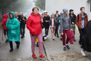 W strugach deszczu wędrowali na Święty Krzyż