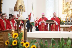 23.09.2023. Święty Krzyż. Rajd pielgrzymkowy „Krzyż drogowskazem życia”. Na zdjęciu (od lewej): Krzysztof Nitkiewicz - biskup sandomierski, Jan Piotrowski - biskup kielecki / Fot. Wiktor Taszłow - Radio Kielce