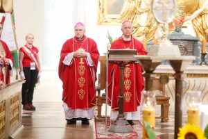 23.09.2023. Święty Krzyż. Rajd pielgrzymkowy „Krzyż drogowskazem życia”. Na zdjęciu (od lewej): Krzysztof Nitkiewicz - biskup sandomierski, Jan Piotrowski - biskup kielecki / Fot. Wiktor Taszłow - Radio Kielce