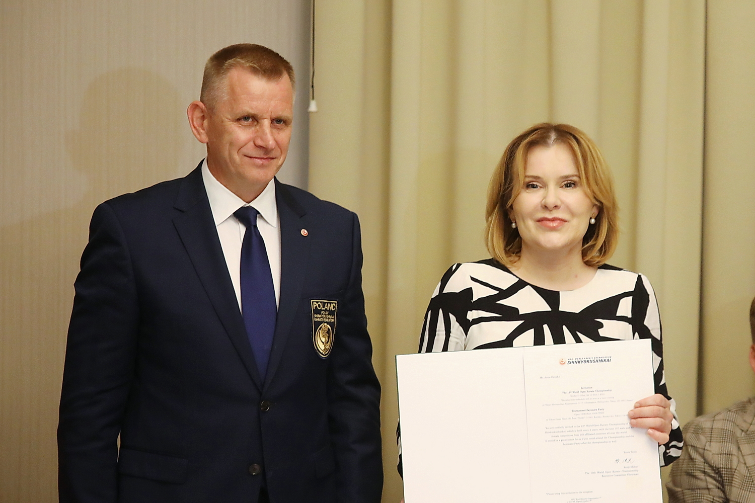 01.09.2023. Kielce. Zgrupowanie reprezentacji Polski karate shinkyokushinkai. Na zdjęciu (od lewej): Remigiusz Karpiński - prezes Polskiej Federacji Karate Shinkyokushinkai i wiceminister Anna Krupka. / Fot. Wiktor Taszłow - Radio Kielce