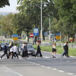 Policjanci kontrolują przejścia dla pieszych przy szkołach